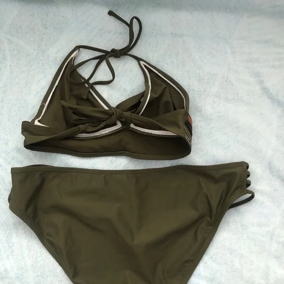 Sporty Green Bikini with Tribal Trim - Picture 3 of 5